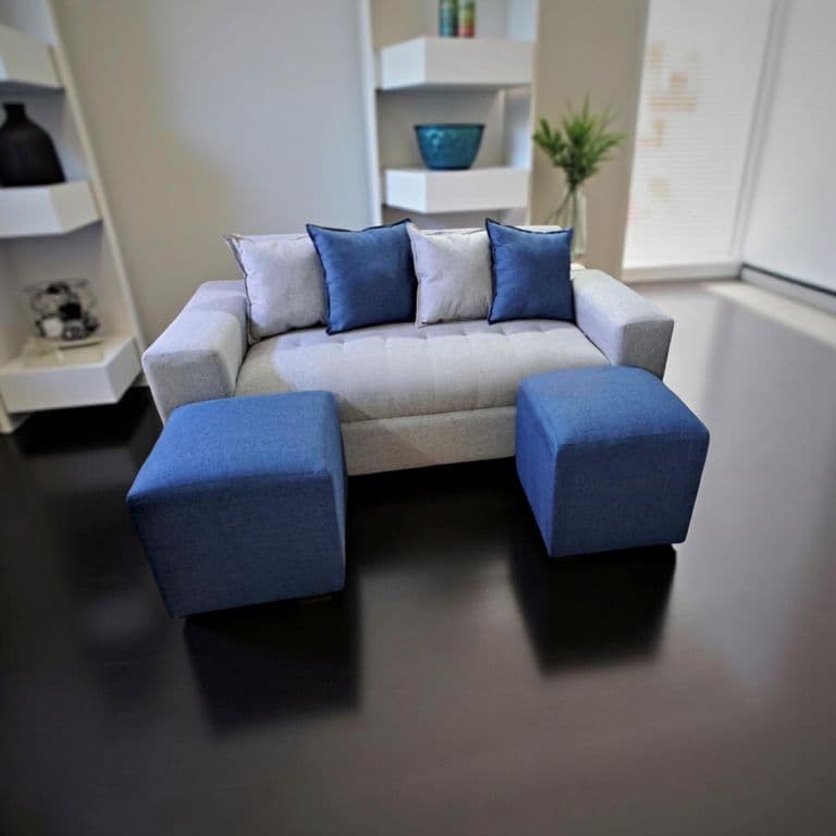 SOFA DOS CUERPOS MAS DOS PUFF GRIS LINO