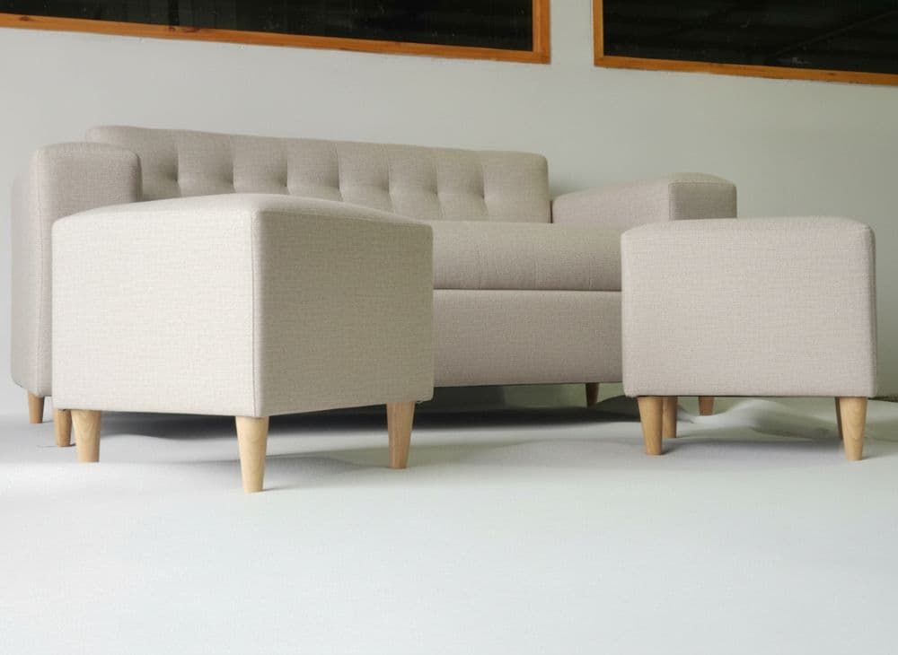 SOFA TRES CUERPOS MAS DOS PUFF BEIGE LINO