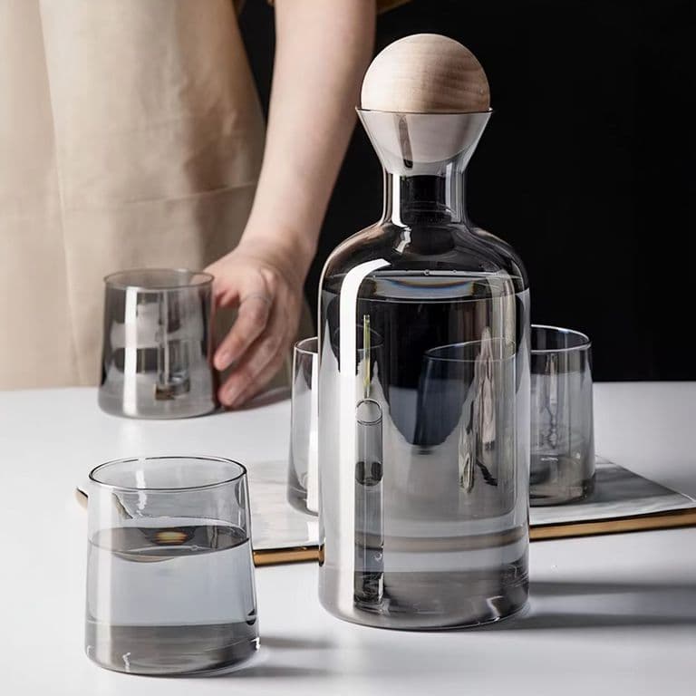 Set Jarra Decantadora con Vasos de Vidrio Gris (4 Unidades)