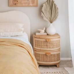 Velador de Rattan con Cajones