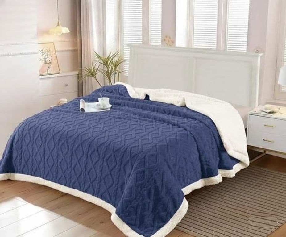 FRAZADA CON CHIPORRO KING DISENO TEXTURIZADO TRENZADO UNICOLOR RS Azul KING