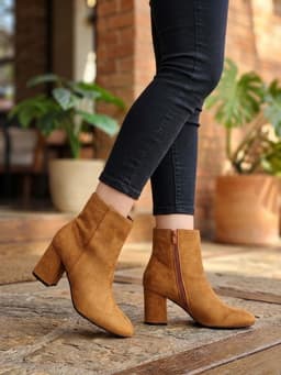 Botin color Camel para Dama Taco Medio en Gamuza M631 Cafe Claro 35